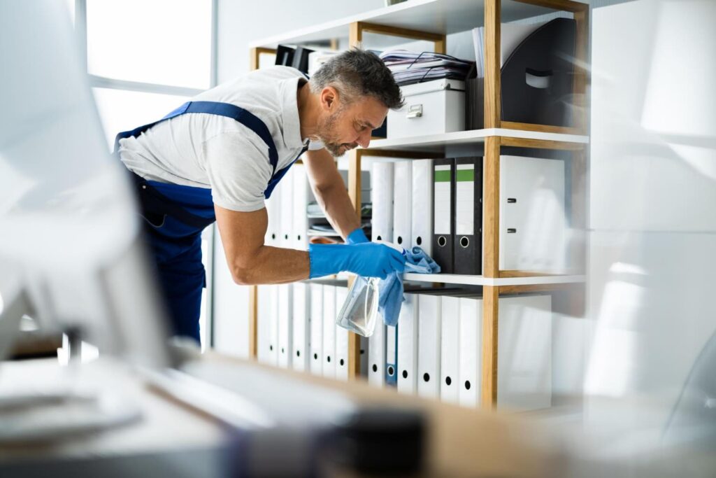 Mann reinigt ein modernes Büro